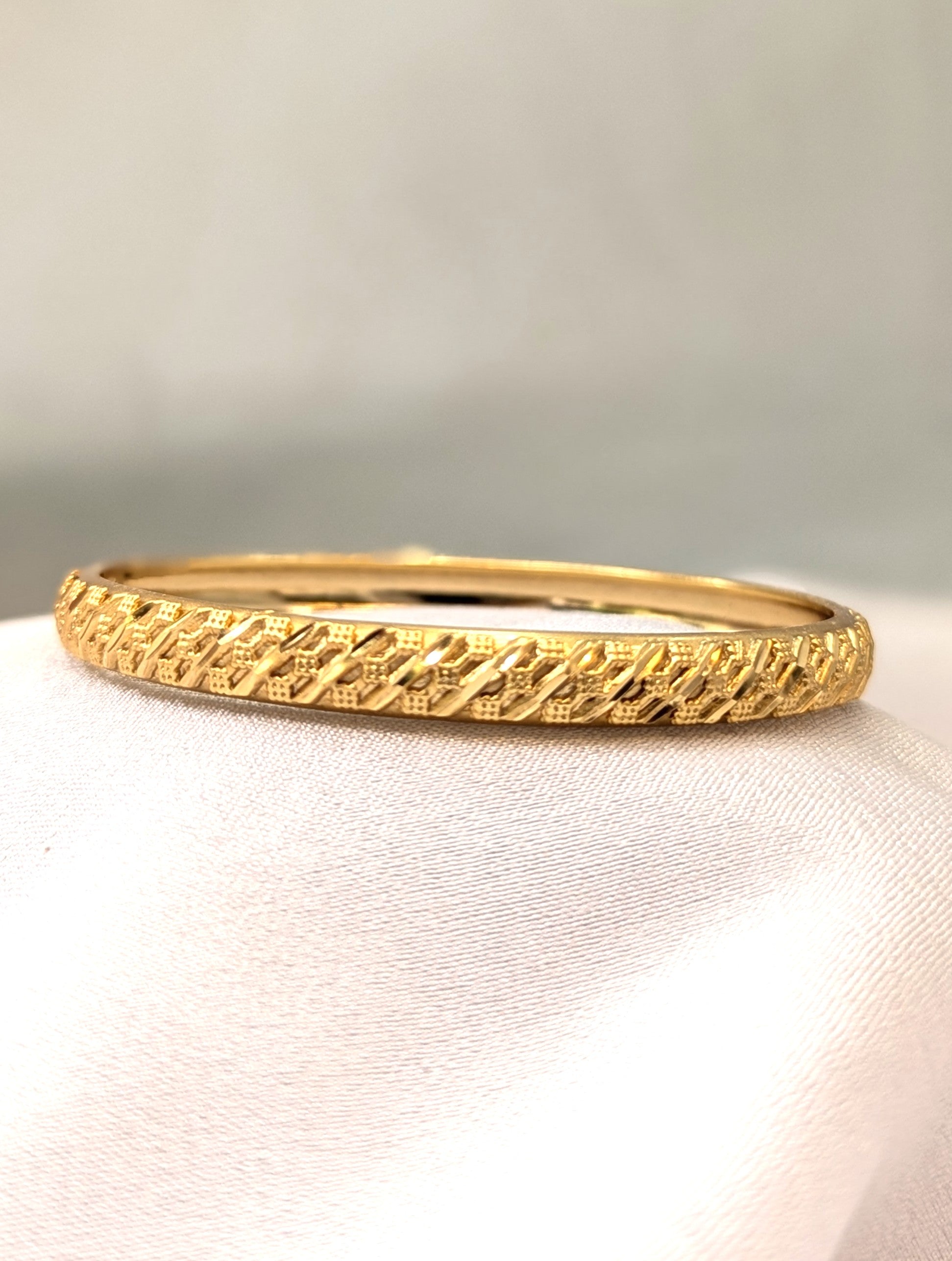 Micro bangle